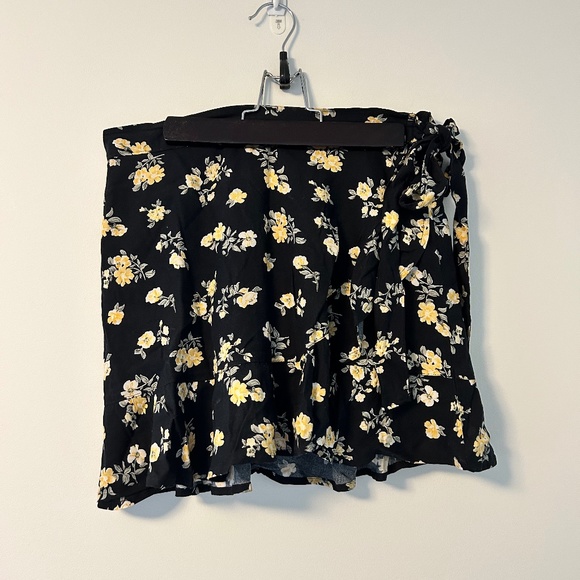 Hollister Floral Skort | Size small | Like new - Picture 1 of 4